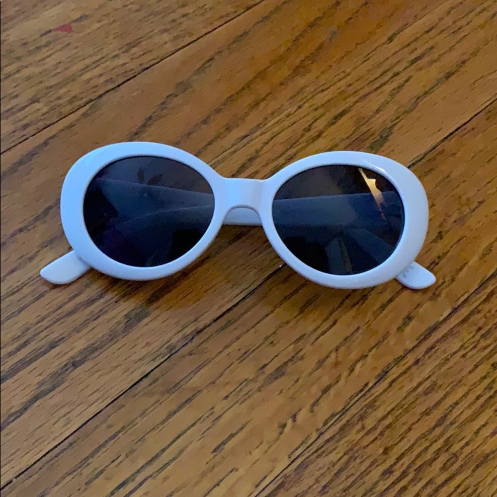 WHITE OVAL SHAPED SUNGLASSES/GUCCI SUNGLASSES